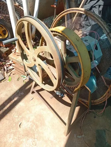 Vendo engenho de moer cana completo, exatamente como está nas fotos.