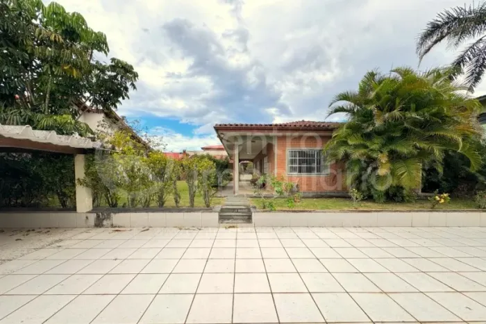 CASA à venda com 4 quartos em Peruíbe, no bairro Est. Balneario Maria Helena Novaes