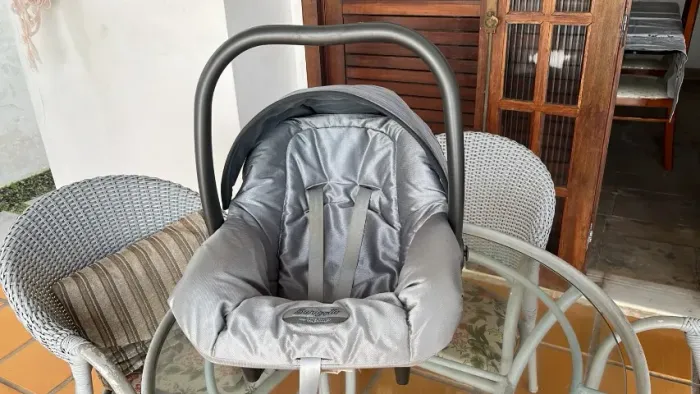 Conjunto de cadeira Conforto + base veicular cinza da Burigotto para bebê de 0 a 13 kg.