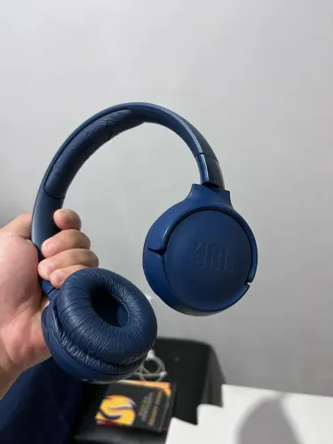 Fone de ouvido JBL azul com cabo USB-C