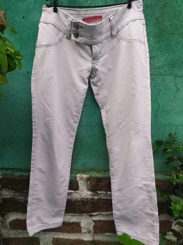 Calça jeans feminina estilo anos 2000 tom claro em perfeito estado brechó desapego Tam 44