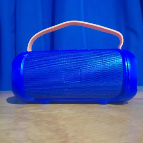 Caixa de som portátil azul com alça. Funcionando perfeitamente.