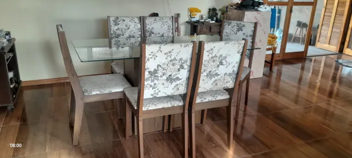 Mesa com tampo de vidro temperado e seis cadeiras