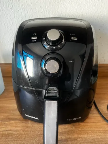 Vendo uma Air fryer de 4 litros 