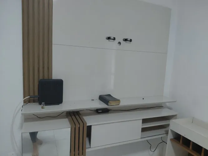 Painel lindíssimo laqueado com ripado e espelho