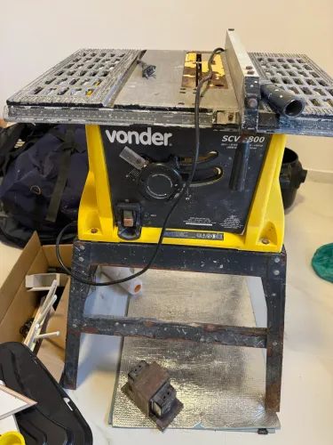 Serra Circular com Mesa Vonder