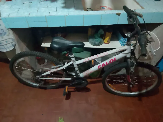 Bicicleta Caloi Ceci branca com cestinha.