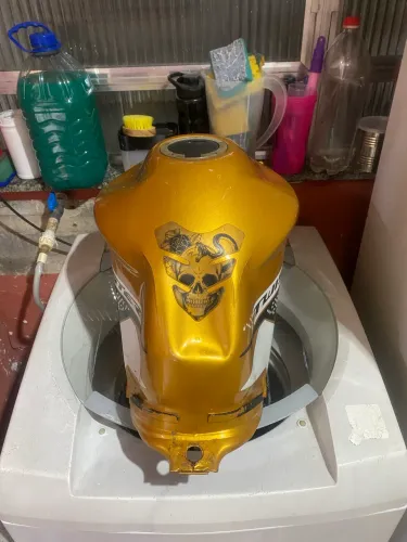 Tanque de CB 250F Twister amassado 