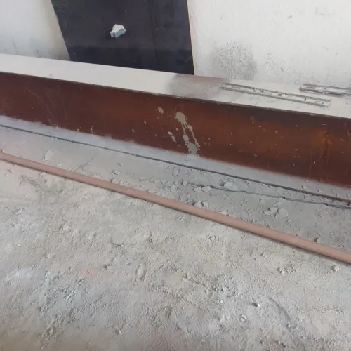 Vendo  uma viga  ferro 3  mts   por  trinta  centimetros  largura   valor  450 reais 