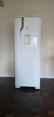 Geladeira Electrolux 1 porta com dispenser de água ? funcionando perfeitamente