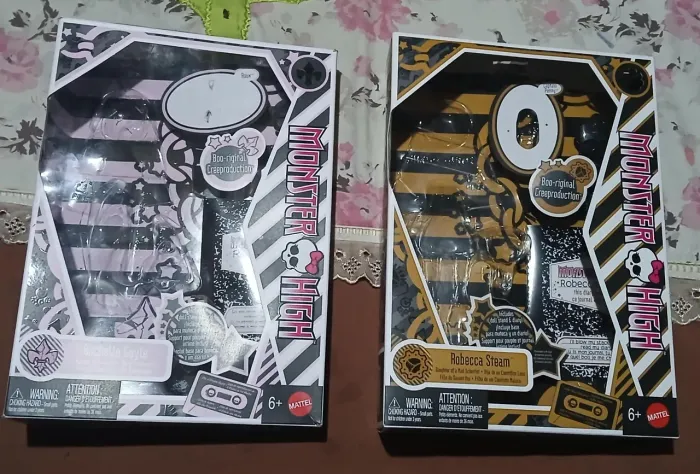 Caixa com diario e escovinha Bonecas Monster High Creeproduction-Robeca e Rochelle Basicas
