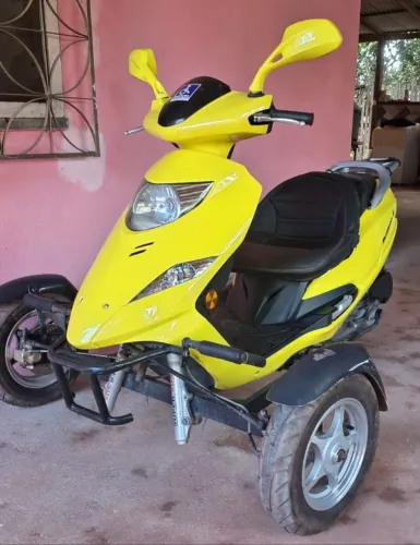 Triciclo a venda