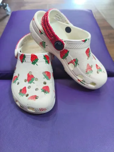 Crocs infantil branco estampa morango n28 / Crocs infantil / Crocs / Crocs estampado/
