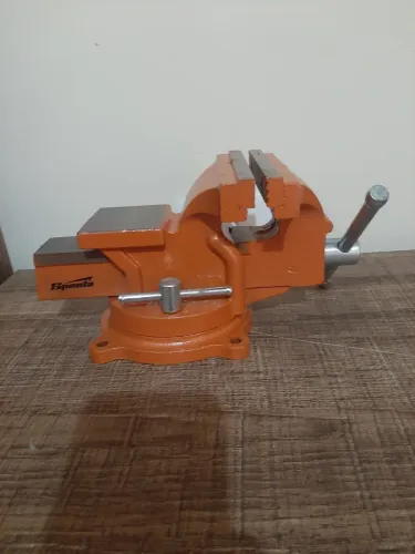 Morsa de bancada com base giratória 5