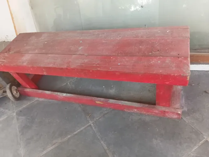 Banquinho vermelho de madeira