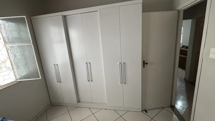 Guarde roupas + painel branco