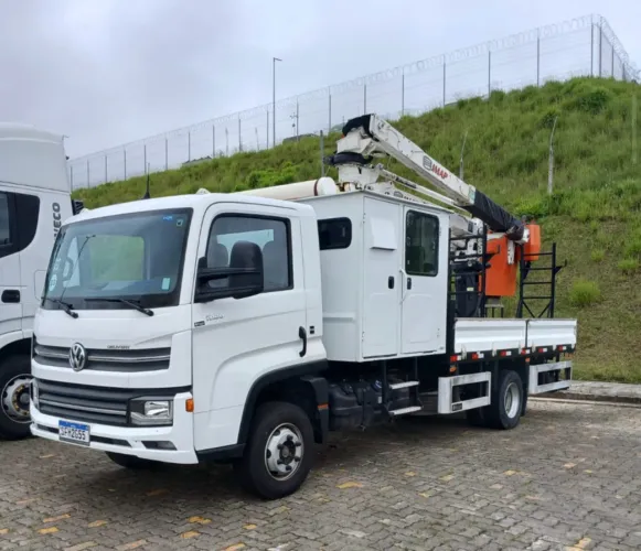 VW 11.180 ano 2024, 4x2, com cesto aéreo de 10 metros, cabine suplementar, em SP