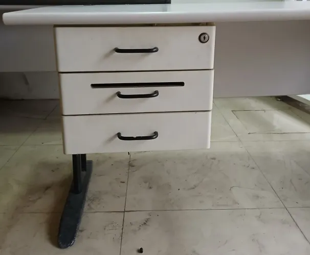 Mesa de informática com 3 gavetas