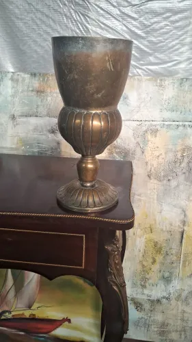 Floreira Vaso Taca antiga em Latão Medidas 23,5 cm x 13,5 cm.