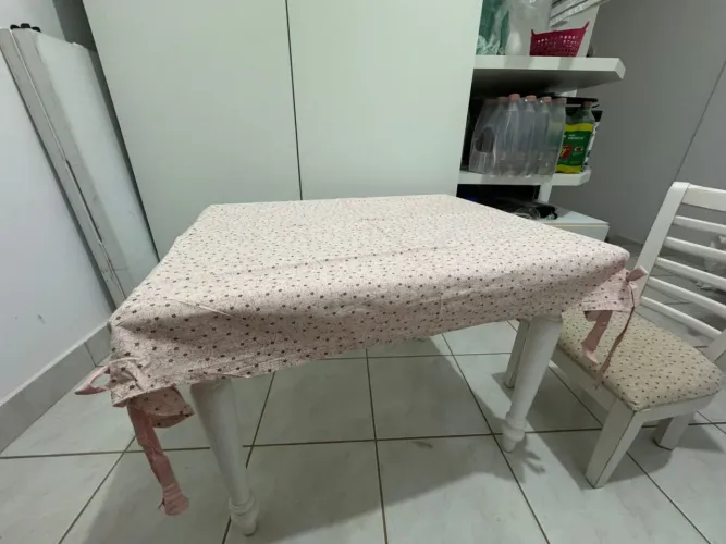 Mesa infantil com 2 cadeirinhas de madeira 