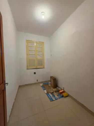Alugo casa com 04 qtos no centro Ampla