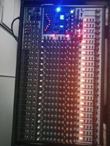 Mesa de som Behringer SX2442FX 