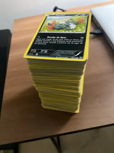 Bolo com 306 cartas Pokémon 