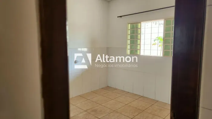 Casa com 02 quartos, sala, banheiro social, cozinha, área de seriço e quintal.