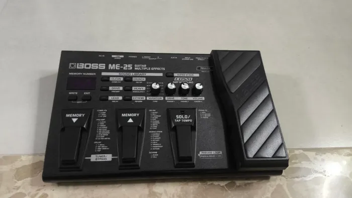 Pedaleira BOSS ME-25