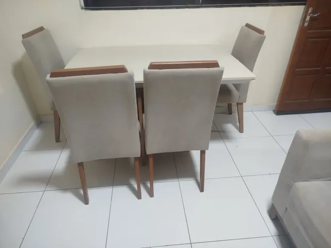 Mesa com 4 cadeiras