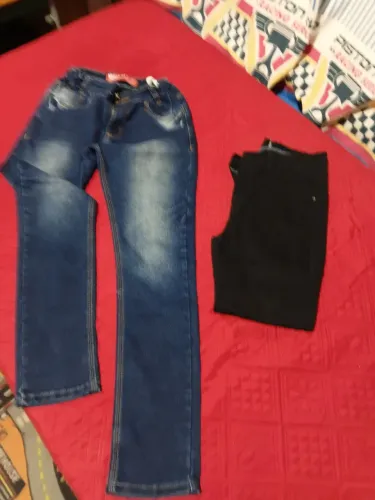 1 calça jeans menino é 1 bermuda jeans preta tenho 14