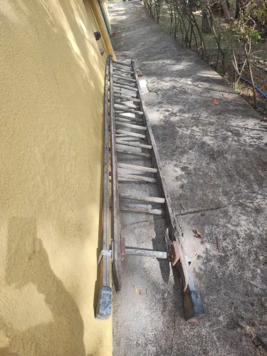 ESCADA EXTENSIVA DE MADEIRA