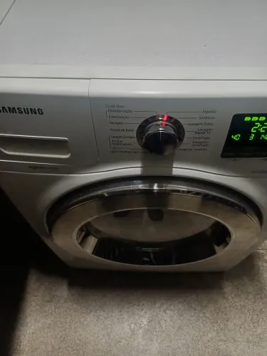 Vende- se maquina de lavar e seca da Samsung com pequeno detalhe na pintura