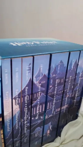 Vendo Box com 7 livros de Harry Potter, em bom estado de conservação.