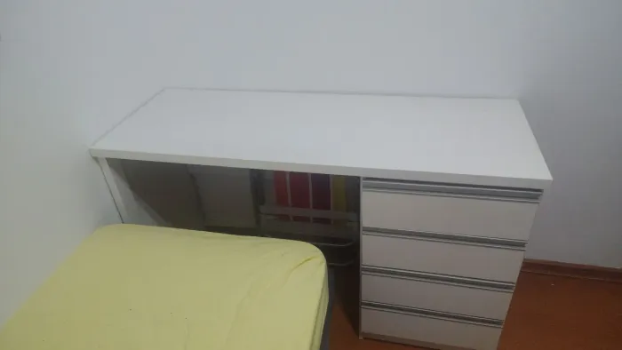 Urgente MESA 4 GAVETAS