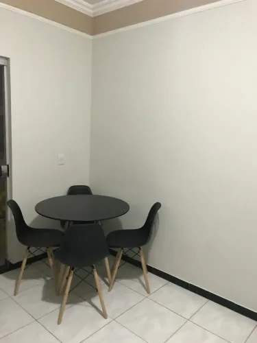 Mesa com 4 cadeiras - Modelo Eames Eiffel 90cm