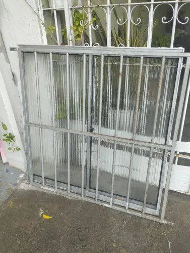 Janela de vidro e alumínio e grades de proteção