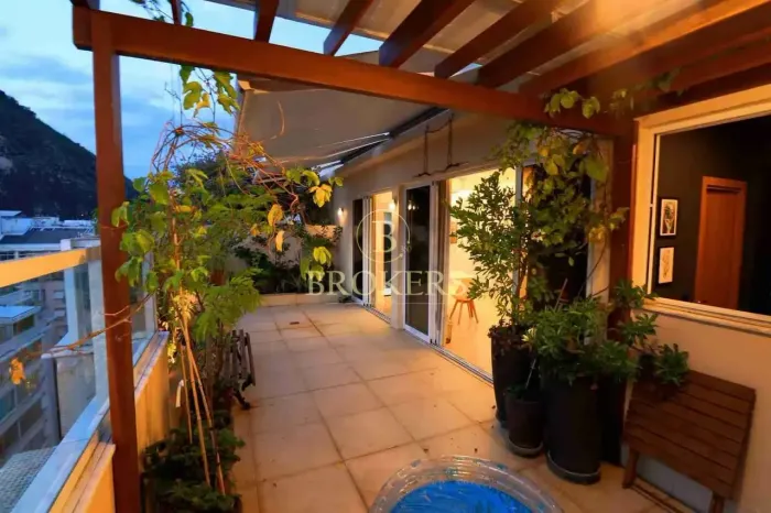 Cobertura modernizada à venda na Rua Barata Ribeiro - Copacabana. 4 quartos, terraço gourm