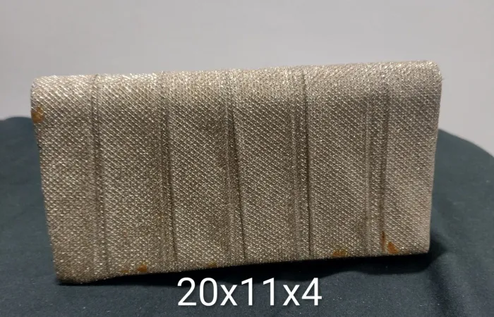 Bolsa de mão dourada para festa 