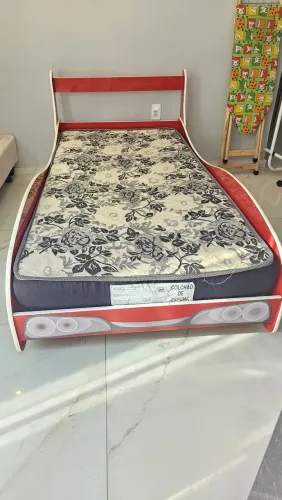 Vendo uma linda cama de solteiro com colchão tema carros
