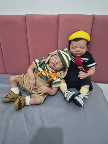 Dois bebês reborn Chaves e Quico