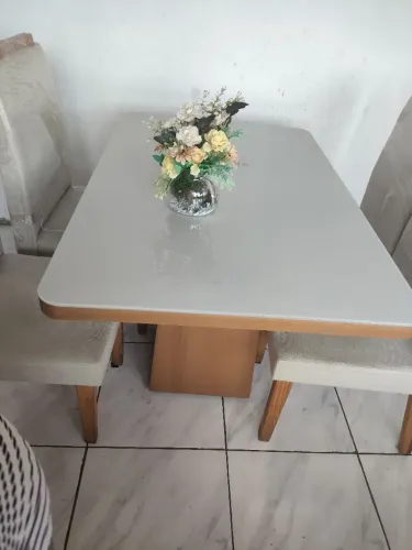 Vendo mesa com 4 cadeiras 