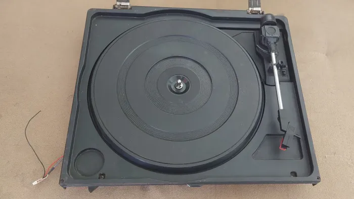 Carcaça toca disco sharp funcionando som antigo antiguidade radiola vitrola ler descrição