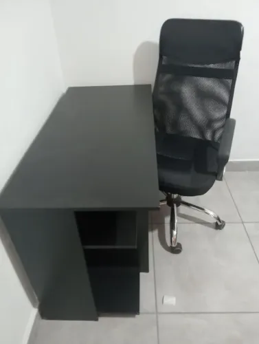 Mesa de computador e cadeira