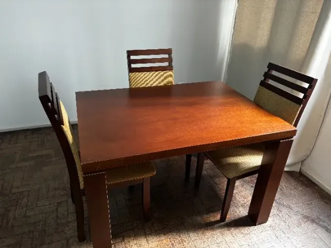 Mesa de jantar com cadeiras
