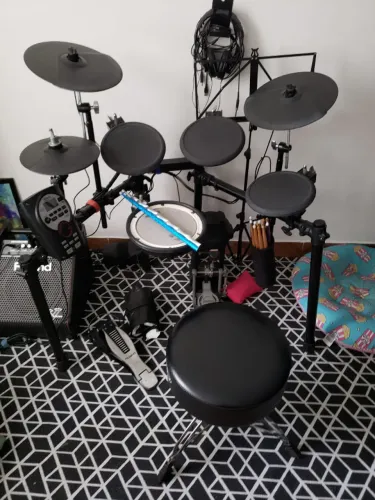 Bateria eletrônica Roland TD-11 com amplificador V-drums
