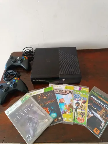 Xbox 360 slim completo + 2 controles + 5 jogos