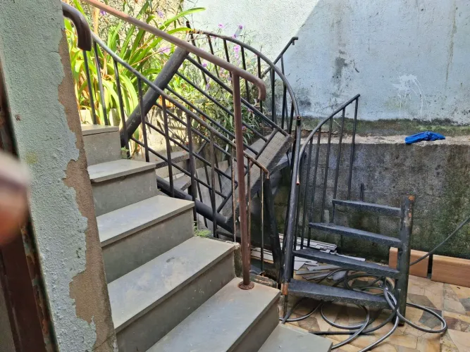 Escada caracol com guarda corpo