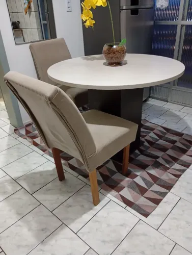 Vendo mesa-redonda e duas cadeiras estofadas