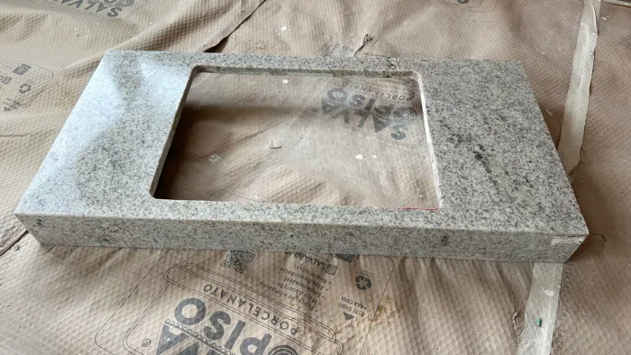 Bancada para banheiro em granito branco siena polido